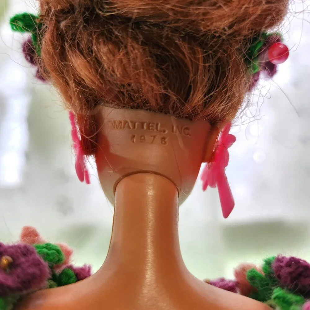 Crochet Felicity Garden Party Dress & Umbrella on Vintage Barbie - Picture 9 of 13